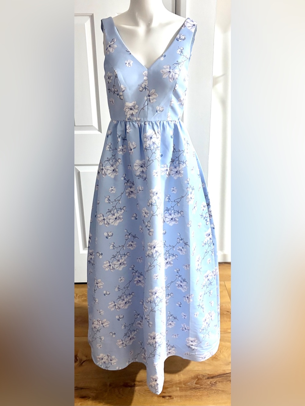NWT. Sachin + Babi Powder Blue Floral V-Neck Formal flower Dress